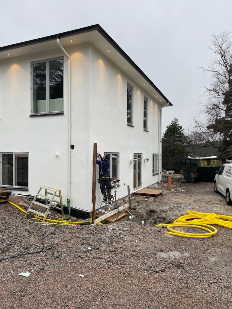 Vit putsad fasad – referensprojekt