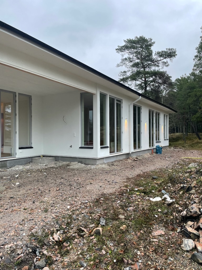 Vit putsad fasad – detalj 2