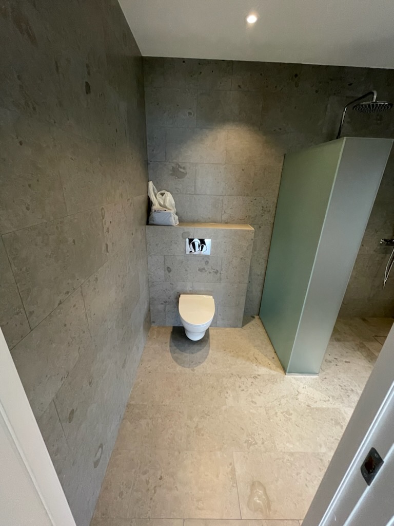 Grått modernt badrum – detalj 2