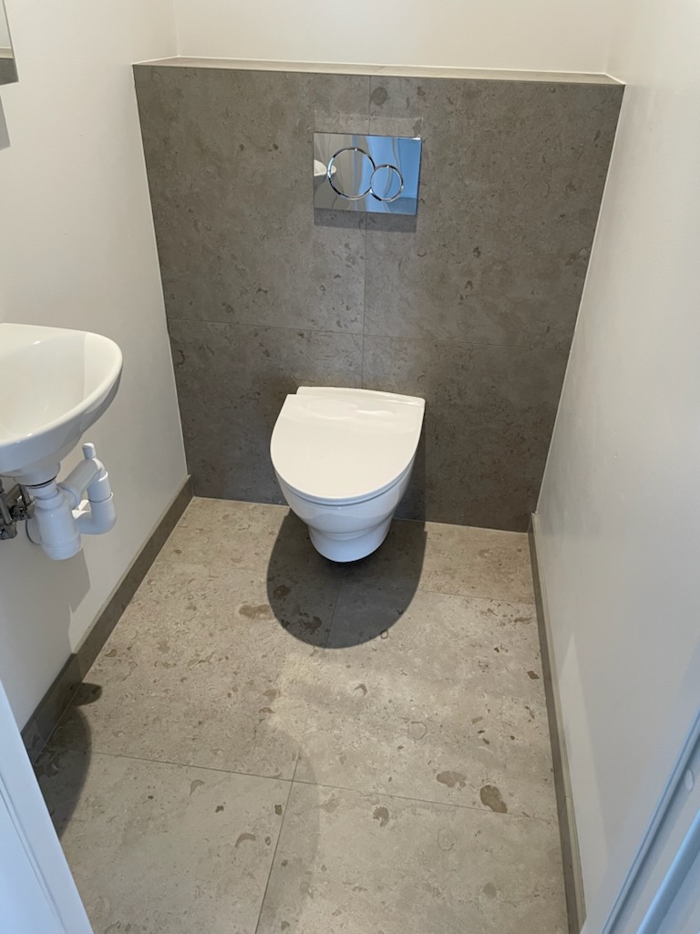 Grått modernt badrum – detalj 3