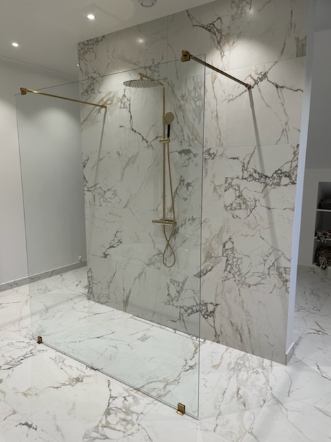 Ljust marmorerat badrum – detalj 2