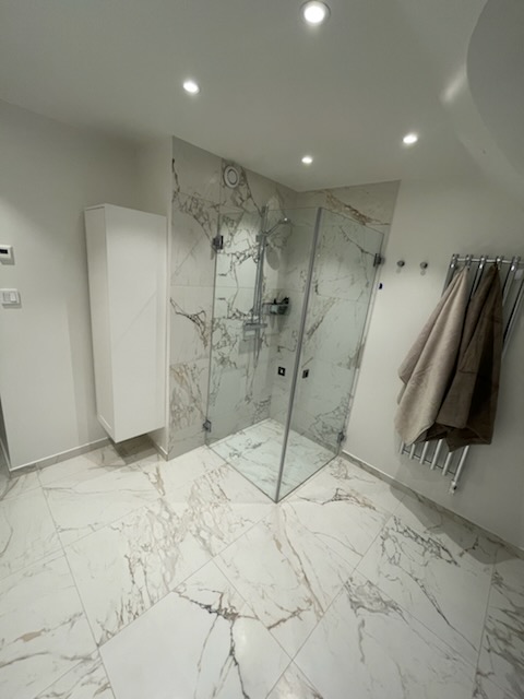 Ljust marmorerat badrum – detalj 3